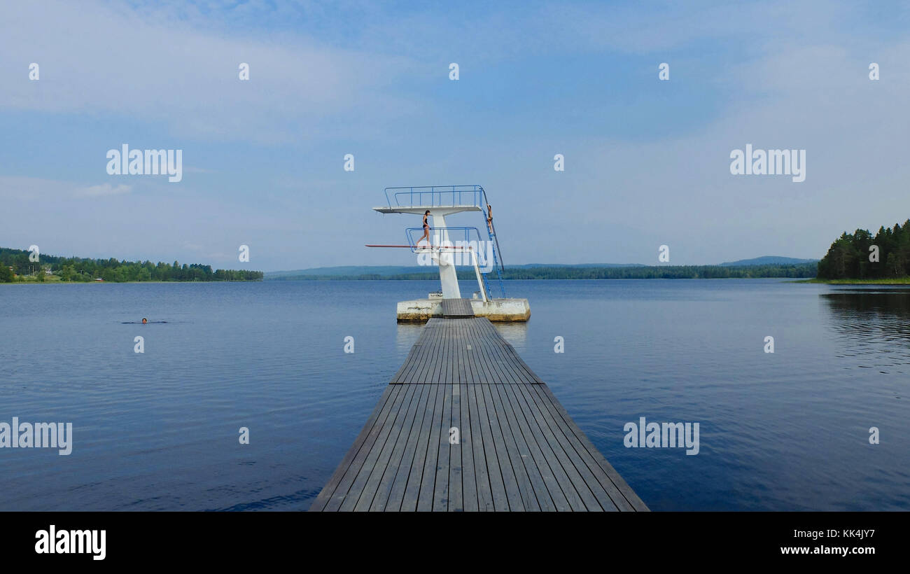 Sverige. Vilhelmina. 2014/08/04. Plongeoir au-dessus d'un lac dans la province de Laponie (ou de Laponie), à proximité du cercle arctique, dans le nord d'suédois Banque D'Images