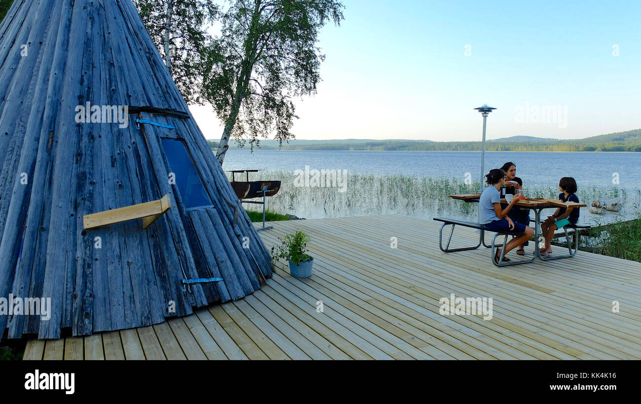 Sverige. Vilhelmina. 2014/08/04. Le petit déjeuner de la famille par un lac de la province de Laponie (ou de Laponie), à proximité du cercle arctique, dans northernm Banque D'Images