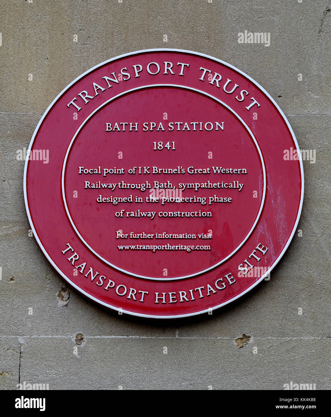 La plaque rouge du patrimoine - Transports Site du patrimoine mondial - à la gare de Bath Spa construit en 1841, baignoire, Avon, England, UK Banque D'Images