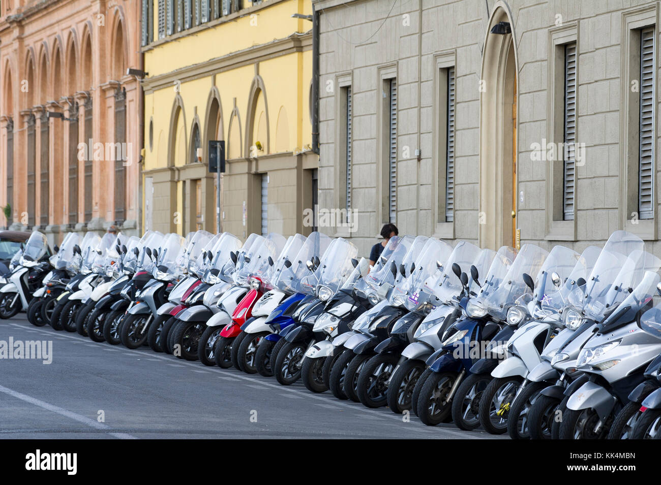 Scooter stationnement en centre historique de Firenze répertorié au Patrimoine Mondial de l'UNESCO. Florence, Toscane, Italie. 29 août 2017 © Wojciech Strozyk / Banque D'Images