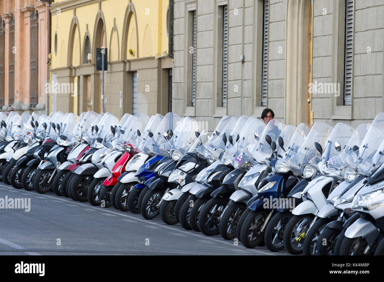 Scooter stationnement en centre historique de Firenze répertorié au Patrimoine Mondial de l'UNESCO. Florence, Toscane, Italie. 29 août 2017 © Wojciech Strozyk / Banque D'Images