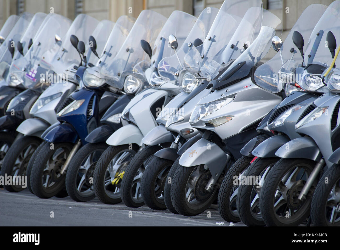 Scooter stationnement en centre historique de Firenze répertorié au Patrimoine Mondial de l'UNESCO. Florence, Toscane, Italie. 29 août 2017 © Wojciech Strozyk / Banque D'Images