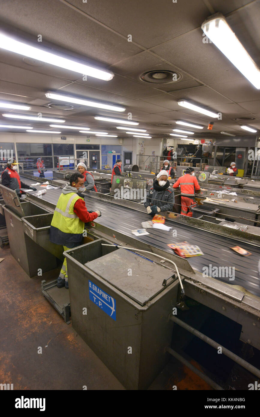 Rilleux-la-Pape (centre-est de la France). 2016/12/16. Digitale Veolia usine de tri des ménages. Employés au travail <br > *** *** légende locale . Banque D'Images