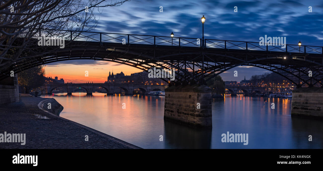 Lever du soleil sur la Seine avec Pont des Arts et le Pont Neuf. L'Ile de la Cité, 1e arrondissement, Paris, France Banque D'Images