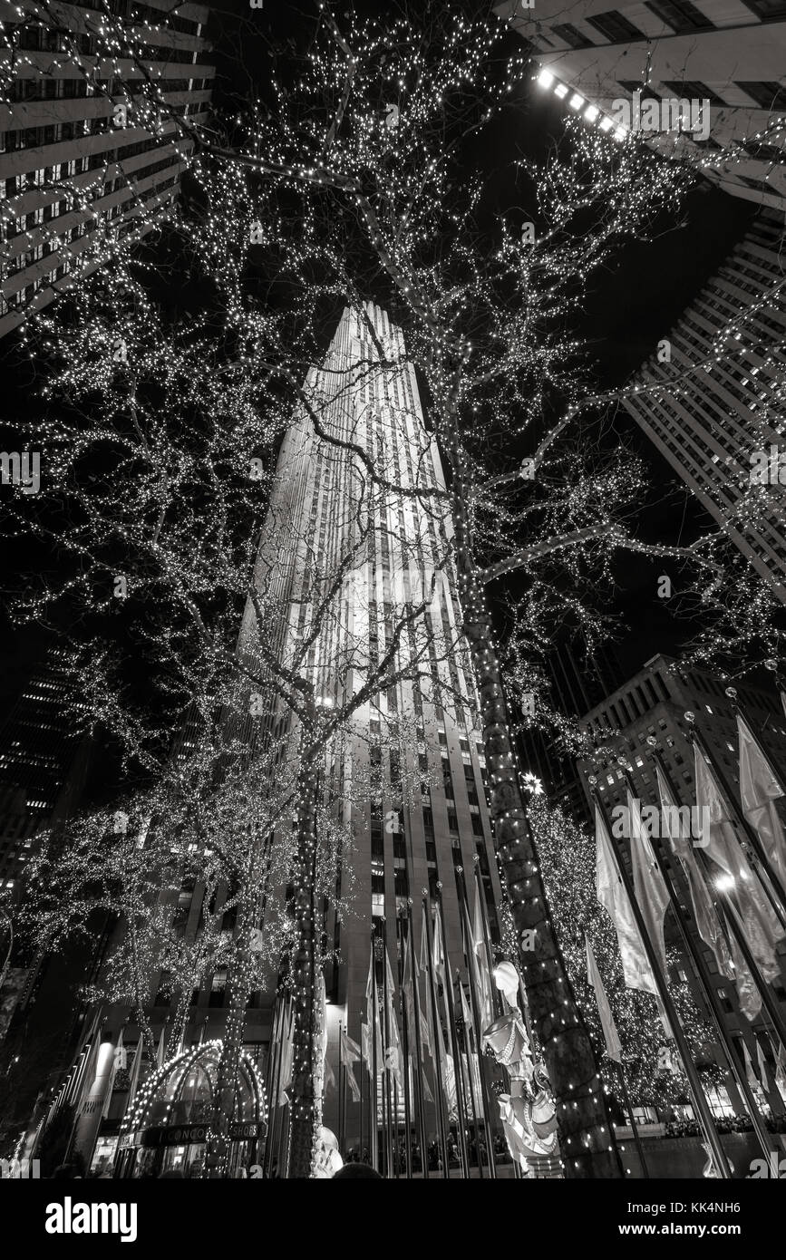Vue de nuit sur le Centre Rockefeller Plaza et gratte-ciel illuminé par les lumières des fêtes d'hiver en noir et blanc. Manhattan, New York City Banque D'Images