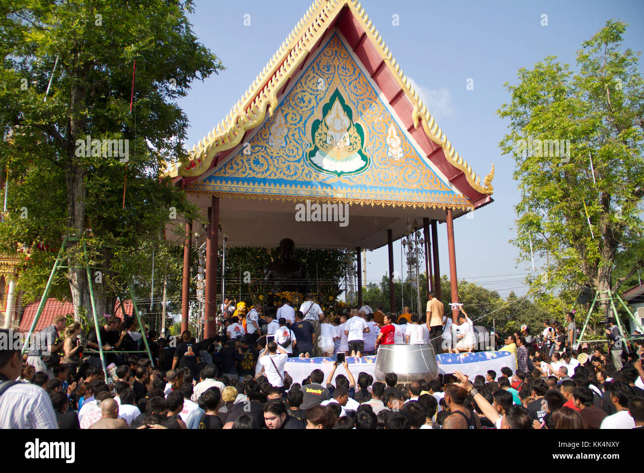 Des milliers de dévots bouddhistes se retrouvent au temple Wat Phra Bang òwai khruó pour la cérémonie à Nakhon Pathom, le 11 mars 2017. Certains des particip Banque D'Images
