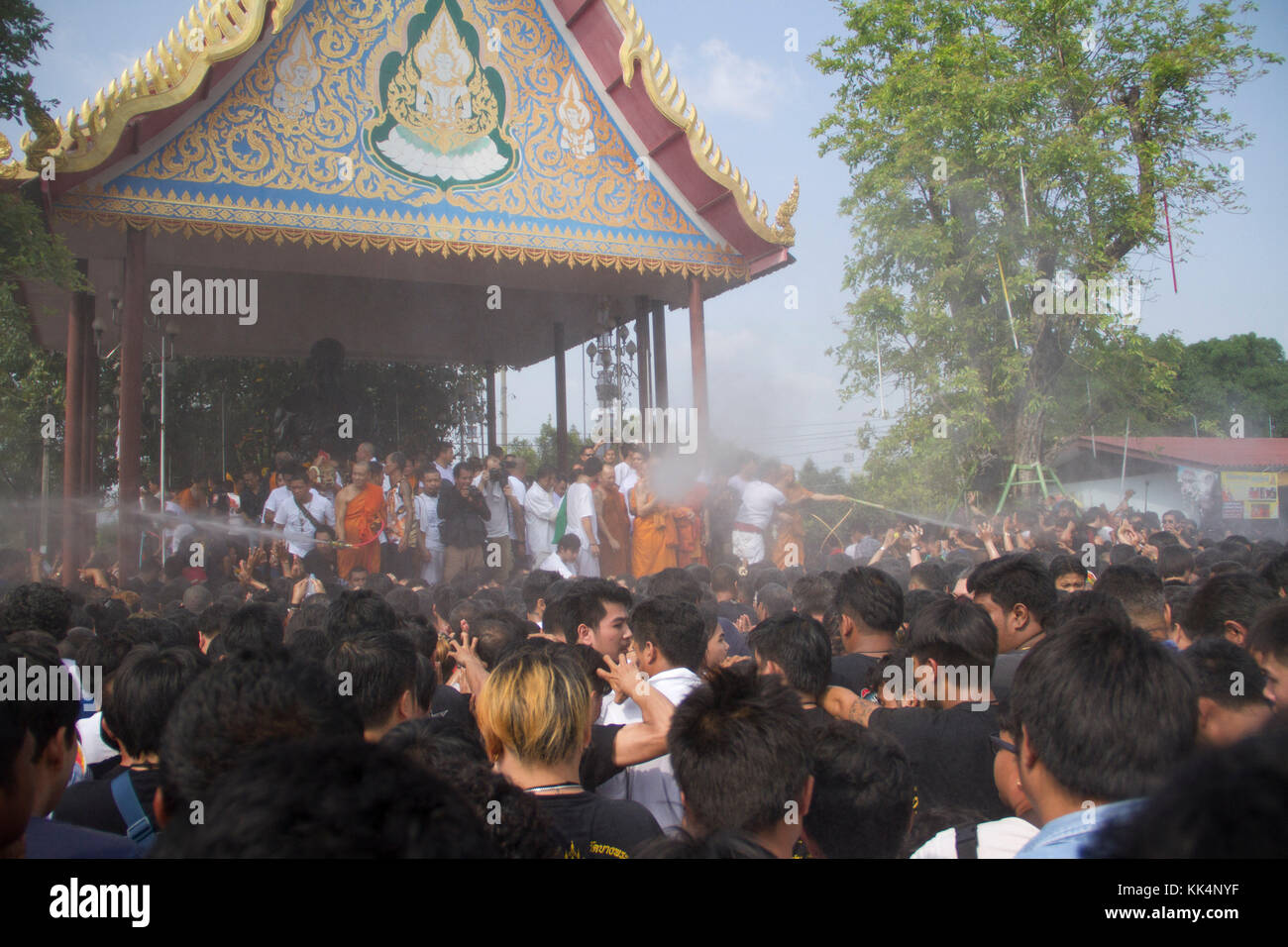 Les moines bouddhistes, pulvériser de l'eau sur la foule lors de la Wat Phra Bang òwai khruó temple pour la cérémonie à Nakhon Pathom, le 11 mars 2017. Certains des particulier Banque D'Images
