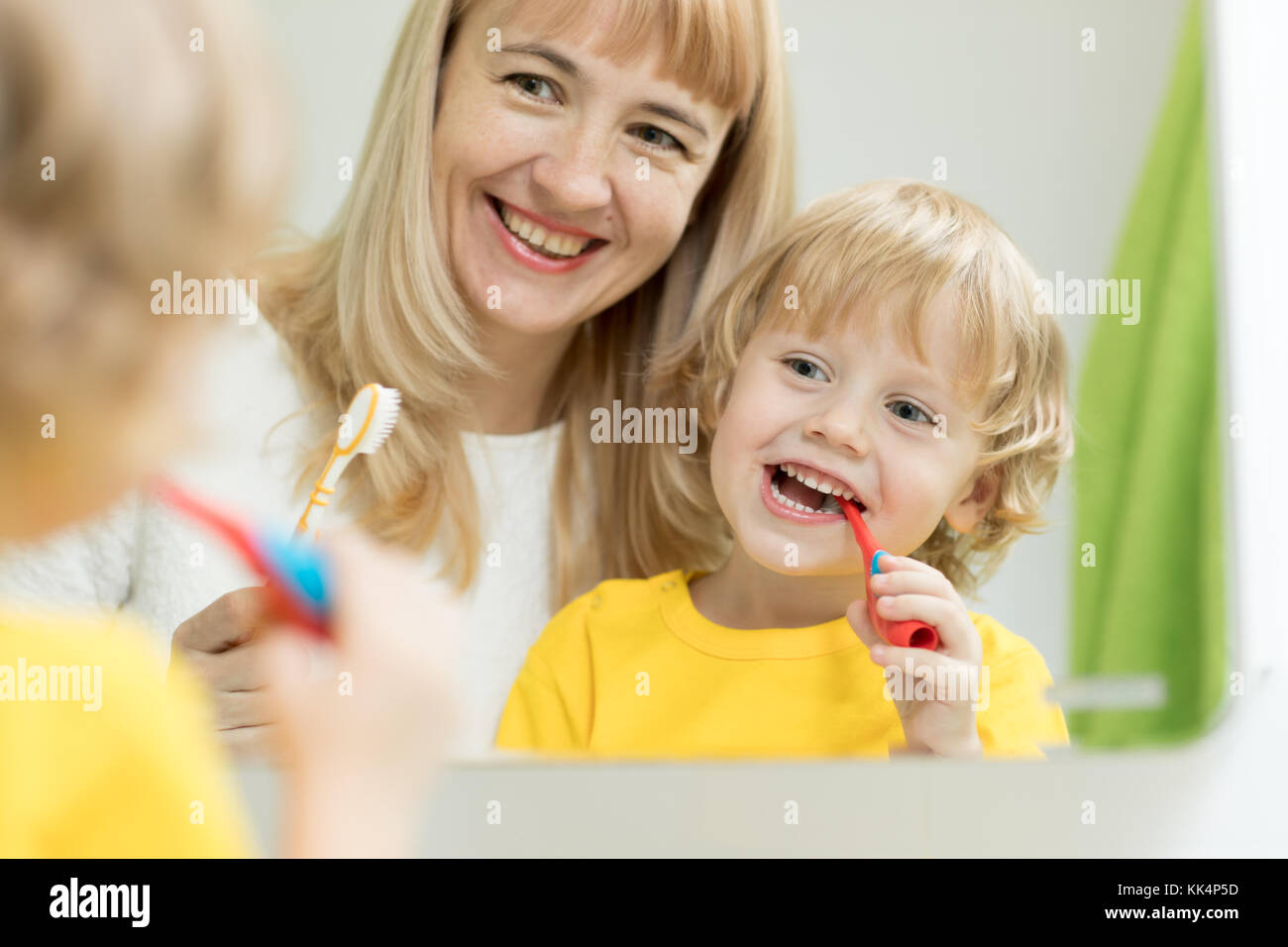 L'enseignement de mère enfant le brossage des dents Banque D'Images