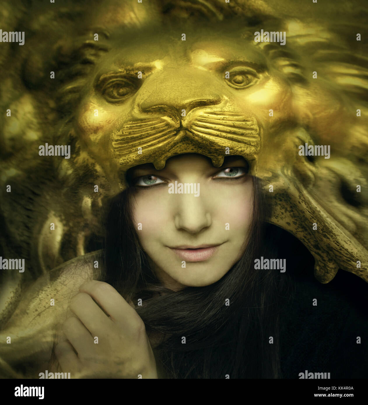 Portrait artistique d'une belle jeune femme avec un masque du visage d'un majestueux lion d'or Banque D'Images