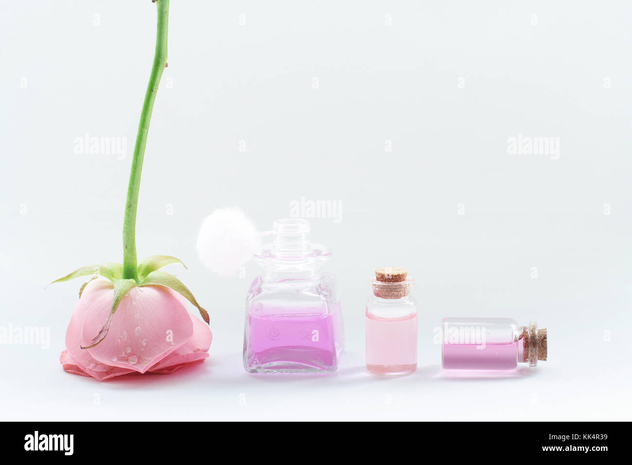 L'aromathérapie. petites bouteilles en verre avec des huiles essentielles. cosmétique Sels de bain. Banque D'Images