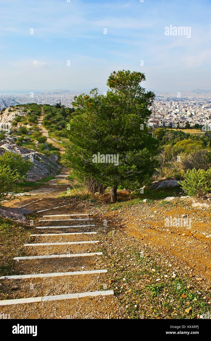 La promenade le long de la colline de la muse (nymphes, philopappos hill), le sentier mène au belvédère, surplombant la ville du Pirée, Athènes, Banque D'Images