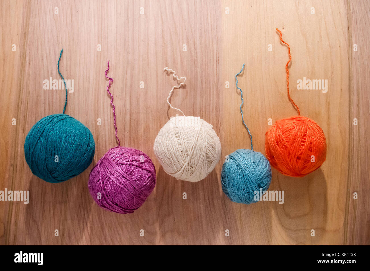 Boules de fils de laine à tricoter sur la table. des vêtements chauds mad Banque D'Images