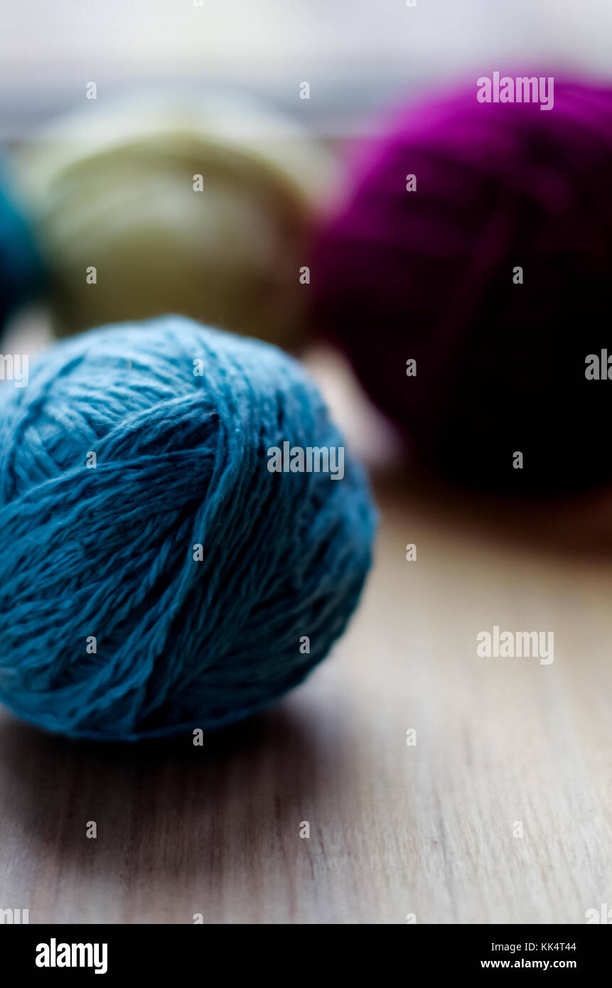 Boules de fils de laine à tricoter sur la table. des vêtements chauds mad Banque D'Images