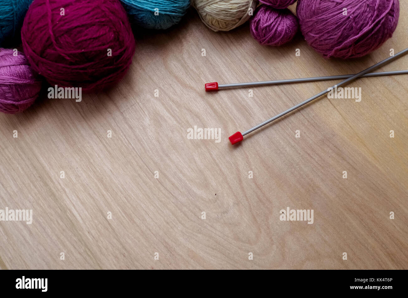 Boules de fils de laine à tricoter sur la table. des vêtements chauds mad Banque D'Images