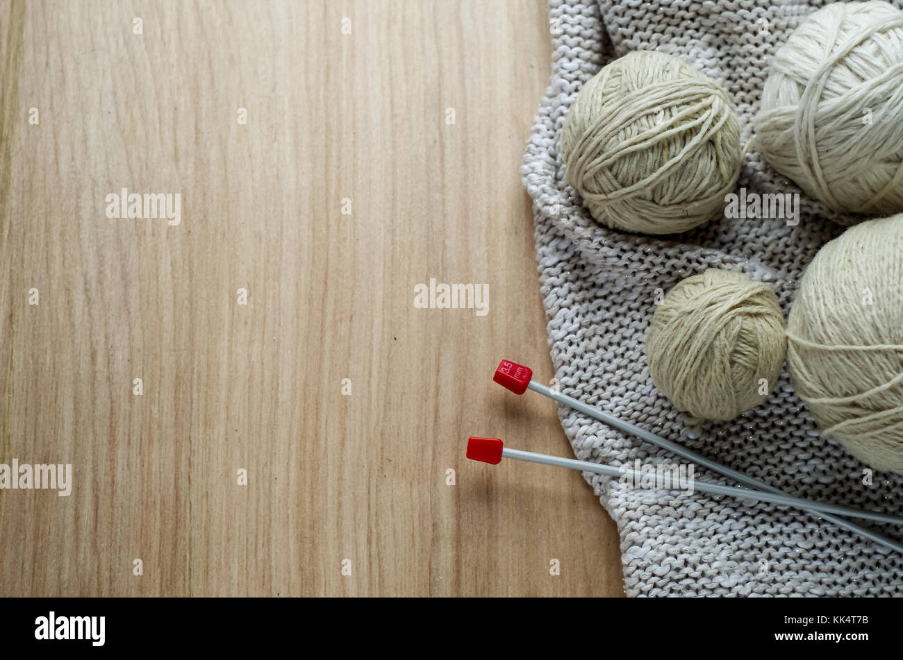 Boules de fils de laine à tricoter sur la table. des vêtements chauds mad Banque D'Images