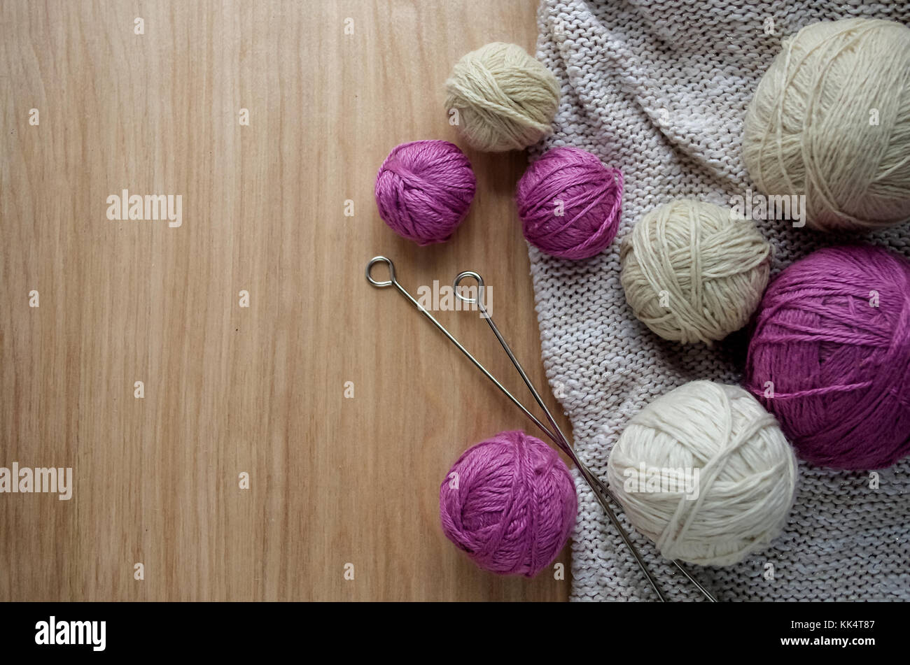 Boules de fils de laine à tricoter sur la table. des vêtements chauds mad Banque D'Images