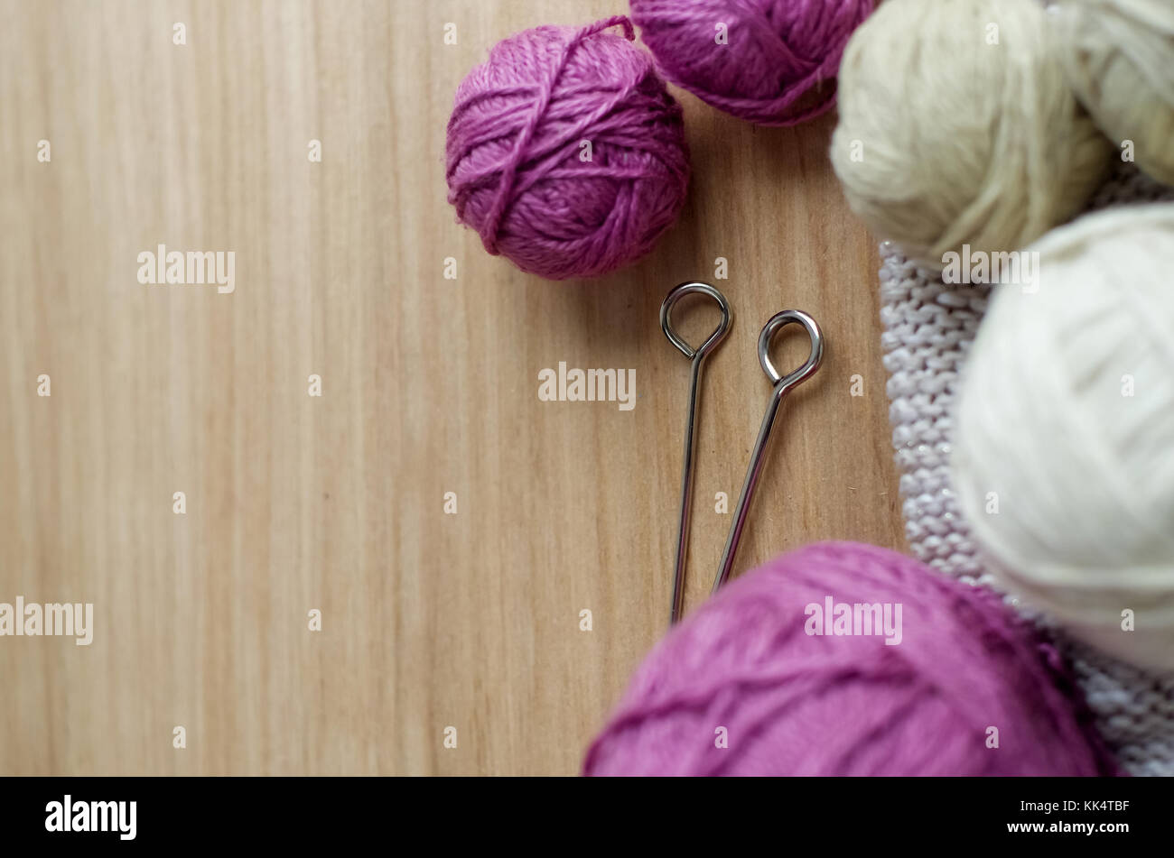 Boules de fils de laine à tricoter sur la table. des vêtements chauds mad Banque D'Images