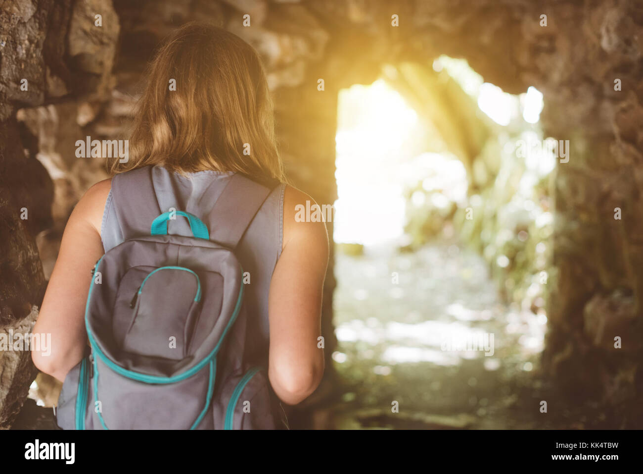 Femme avec sac à dos dans la grotte. Banque D'Images