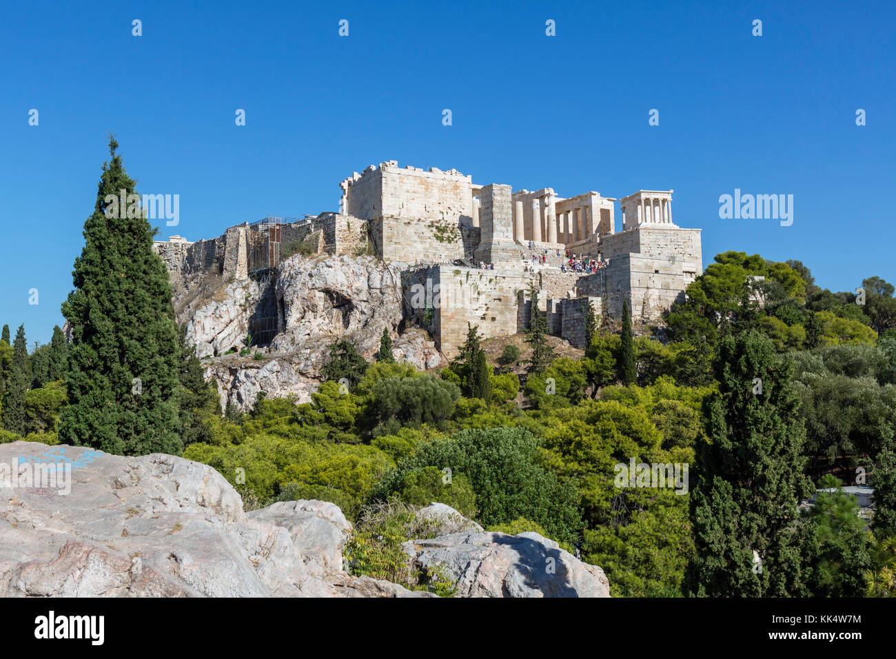Vue sur l'acropole de aréopage Hill avec les Propylées de l'avant, Athènes, Grèce Banque D'Images