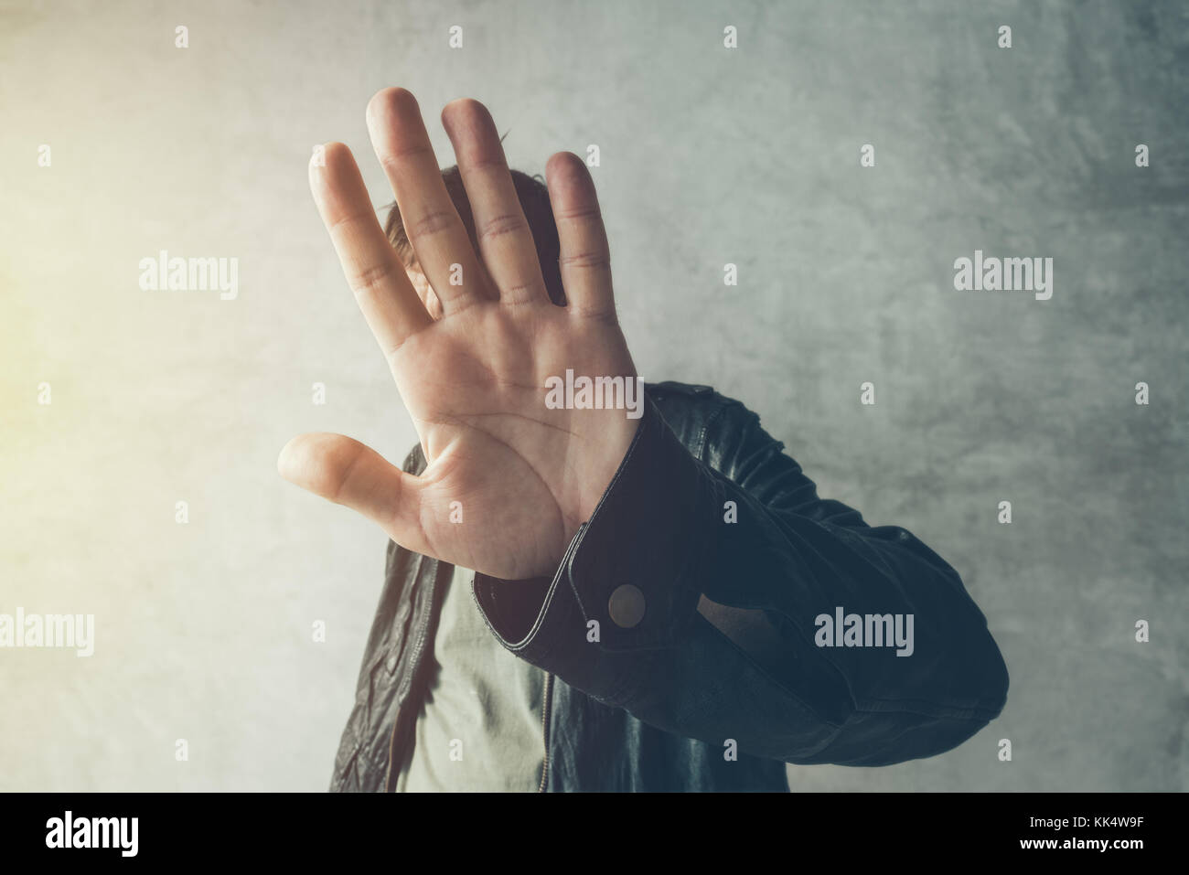 Se cacher le visage avec des hommes célèbres mains de paparazzi, aucun geste photos Banque D'Images