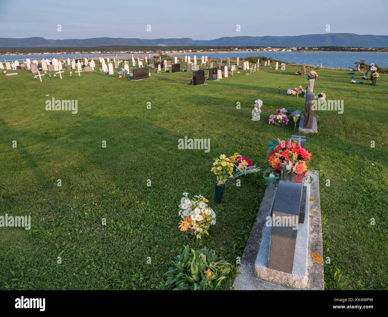 Cimetière Anglican avec en arrière-plan, le village de Cow Head, le parc national du Gros-Morne, à Terre-Neuve, Canada. Banque D'Images