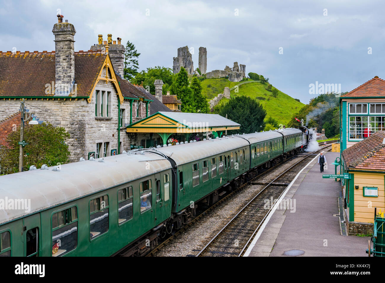 Corfe, Royaume-Uni - 06 septembre : c'est une vue de la gare de corfe castle avec un vieux train à vapeur en passant par le 06 septembre, dans la région de corfe Banque D'Images