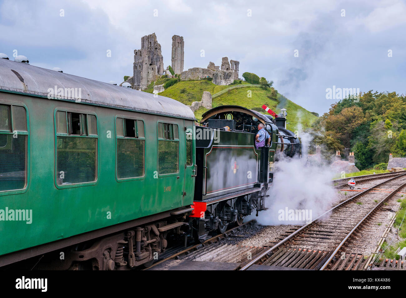 Corfe, Royaume-Uni - 06 septembre : c'est un train à vapeur britannique traditionnel, en passant par la ville médiévale de corfe le 06 septembre à corfe Banque D'Images