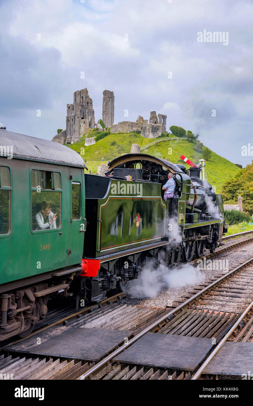 Corfe, Royaume-Uni - 06 septembre : c'est un train à vapeur britannique traditionnel, en passant par la ville médiévale de corfe le 06 septembre à corfe Banque D'Images