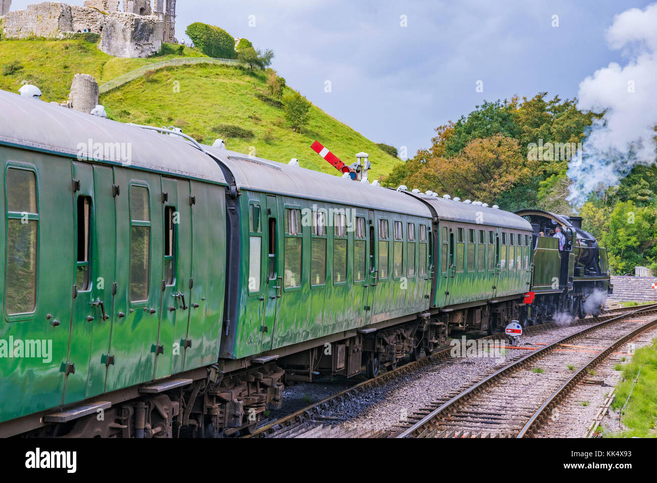 Corfe, Royaume-Uni - 06 septembre : c'est un train à vapeur britannique traditionnel, en passant par la ville médiévale de corfe le 06 septembre à corfe Banque D'Images