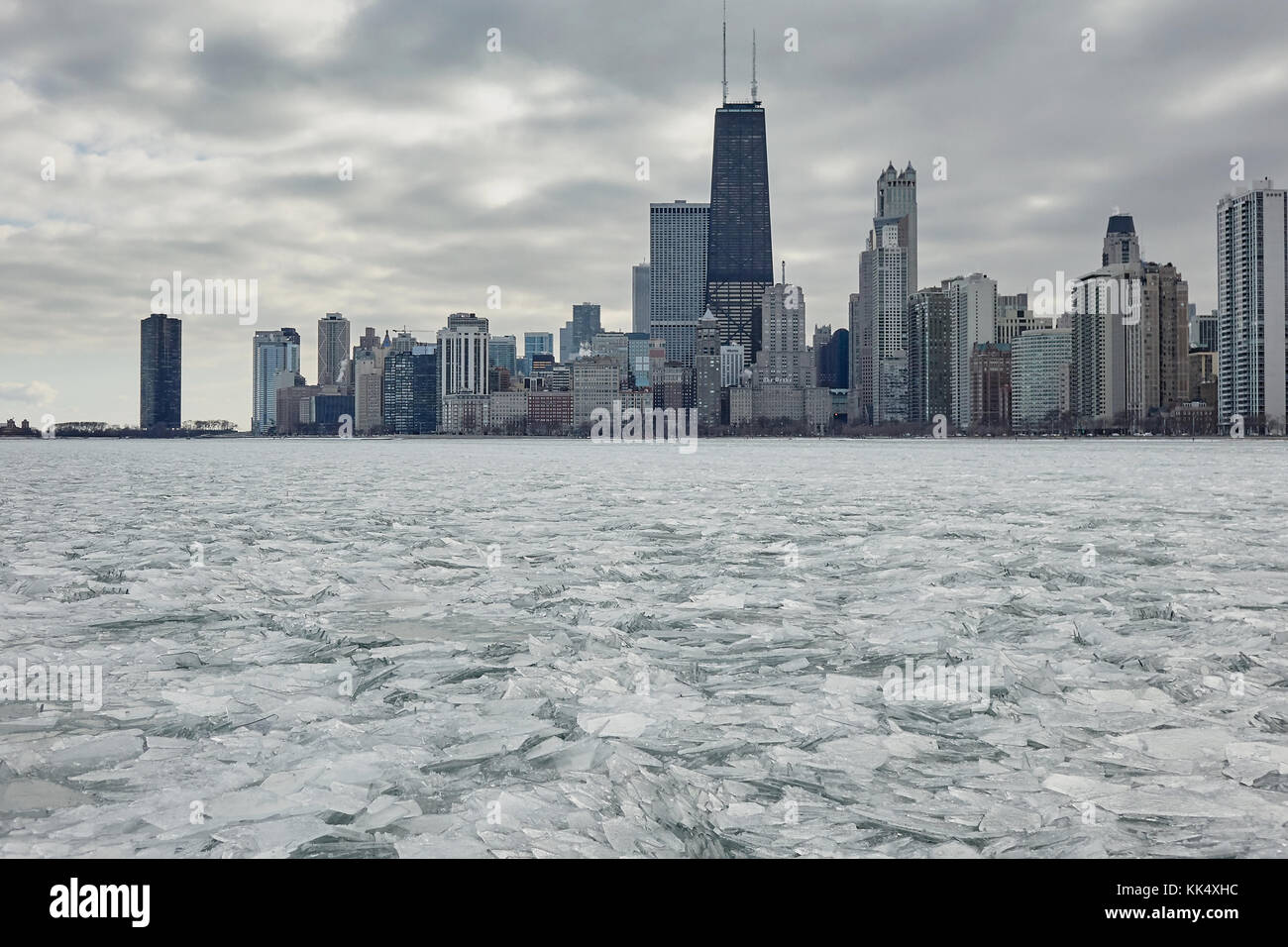 Horizon de Chicago sur un jour d'hiver assombries, tessons de glace à l'avant-plan Banque D'Images