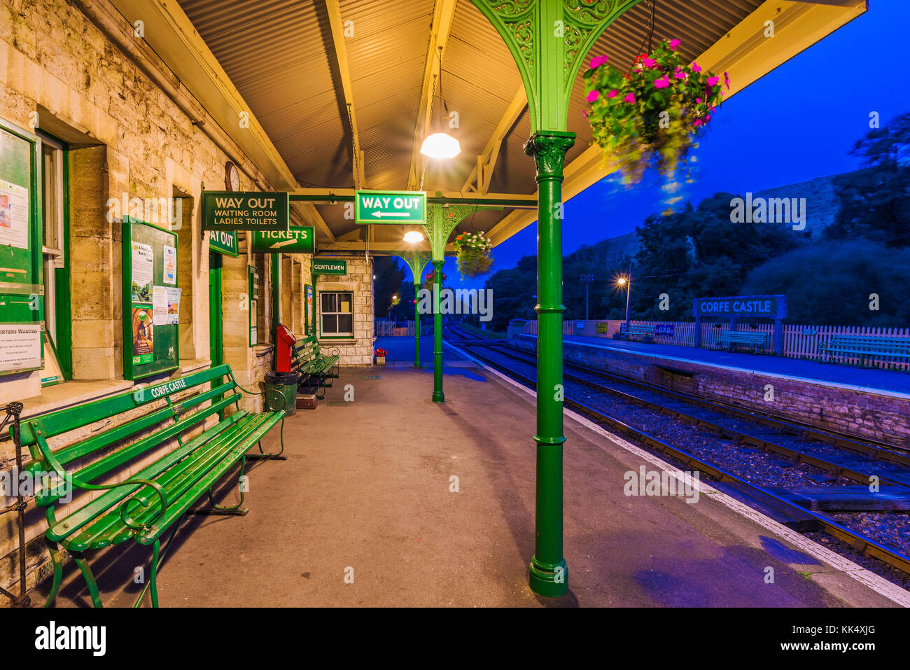 Corfe, Royaume-Uni - 08 septembre : c'est la plate-forme d'attente de corfe gare qui est bien connu pour sa cité médiévale traditionnelle ... Banque D'Images