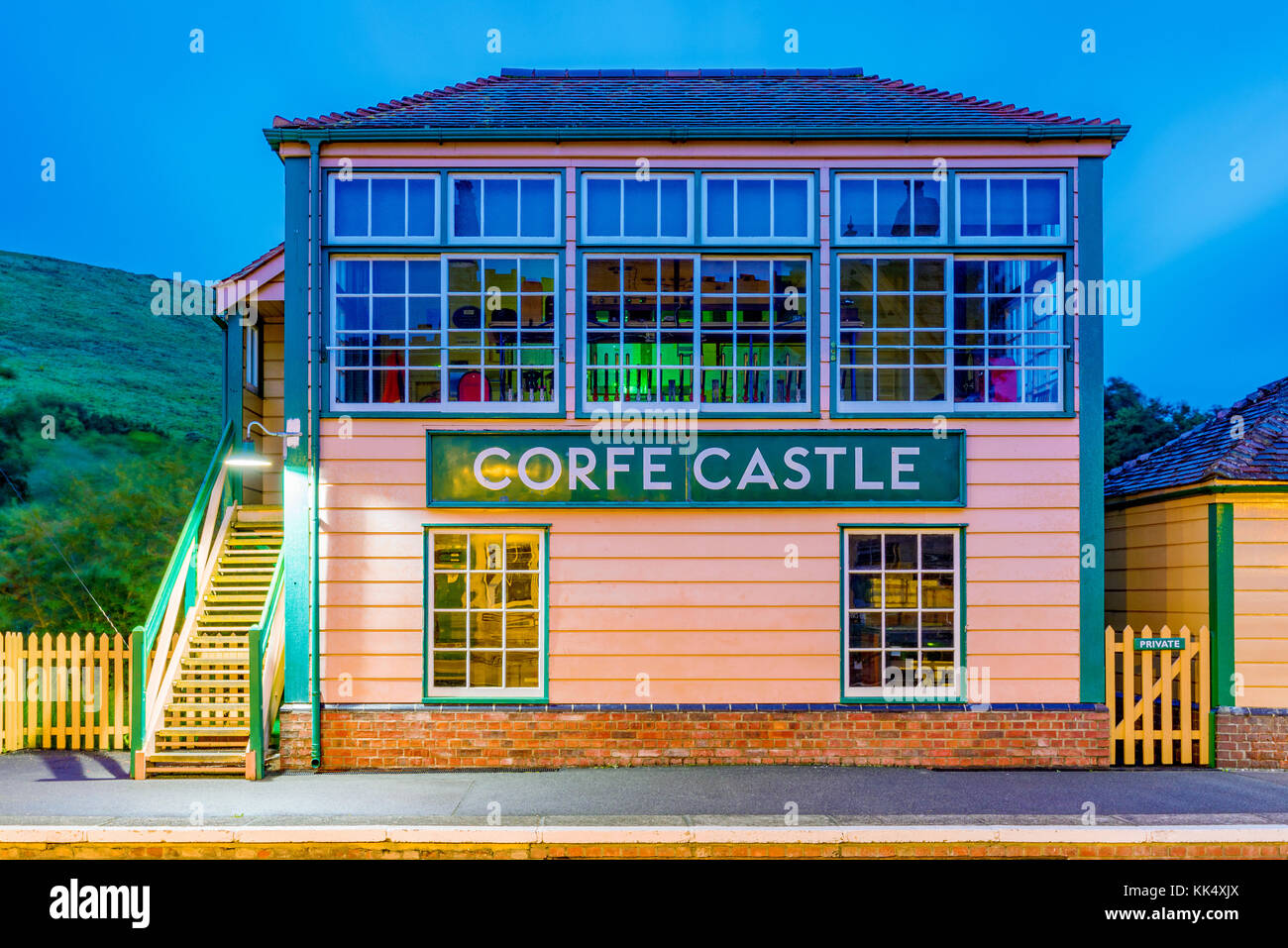 Corfe, Royaume-Uni - 08 septembre : soirée voir de l'architecture traditionnelle de corfe castle railway station le 08 septembre 2017 à corfe Banque D'Images