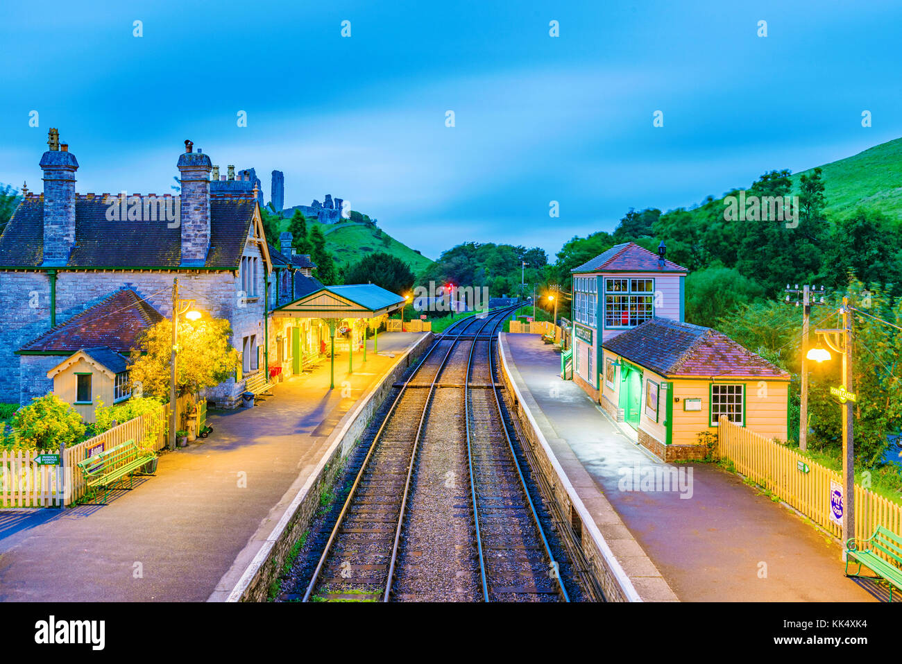 Corfe, Royaume-Uni - 08 septembre : c'est une soirée vue du château de Corfe traditionnel gare ferroviaire l'architecture médiévale le 08 septembre 2 Banque D'Images