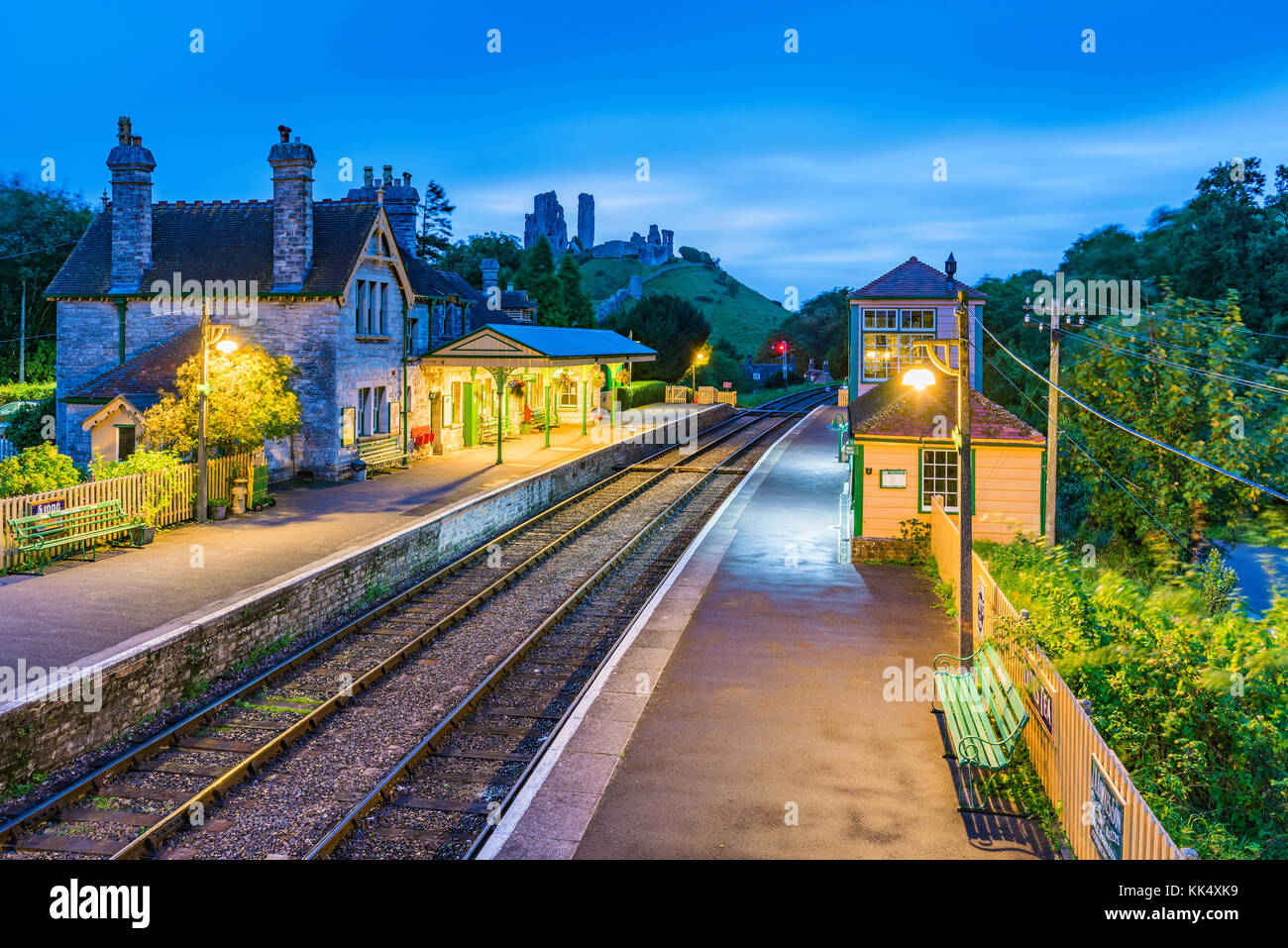 Corfe, Royaume-Uni - 08 septembre : c'est une soirée vue du château de Corfe traditionnel gare ferroviaire l'architecture médiévale le 08 septembre 2 Banque D'Images