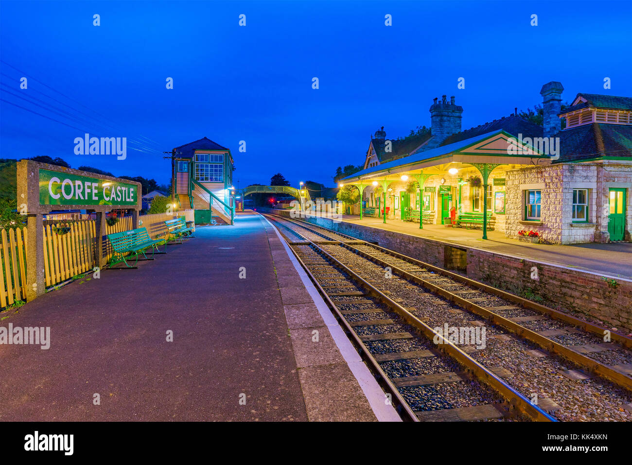 Corfe, Royaume-Uni - 08 septembre : c'est une soirée vue du château de Corfe traditionnel gare ferroviaire l'architecture médiévale le 08 septembre 2 Banque D'Images