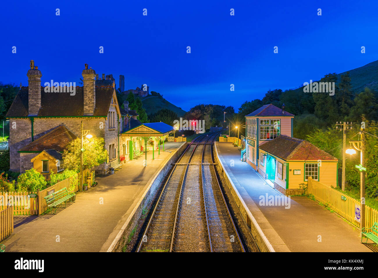 Corfe, Royaume-Uni - 08 septembre : c'est une vue de la nuit de la gare ferroviaire de corfe castle architecture médiévale traditionnelle et les voies ferrées sur s Banque D'Images