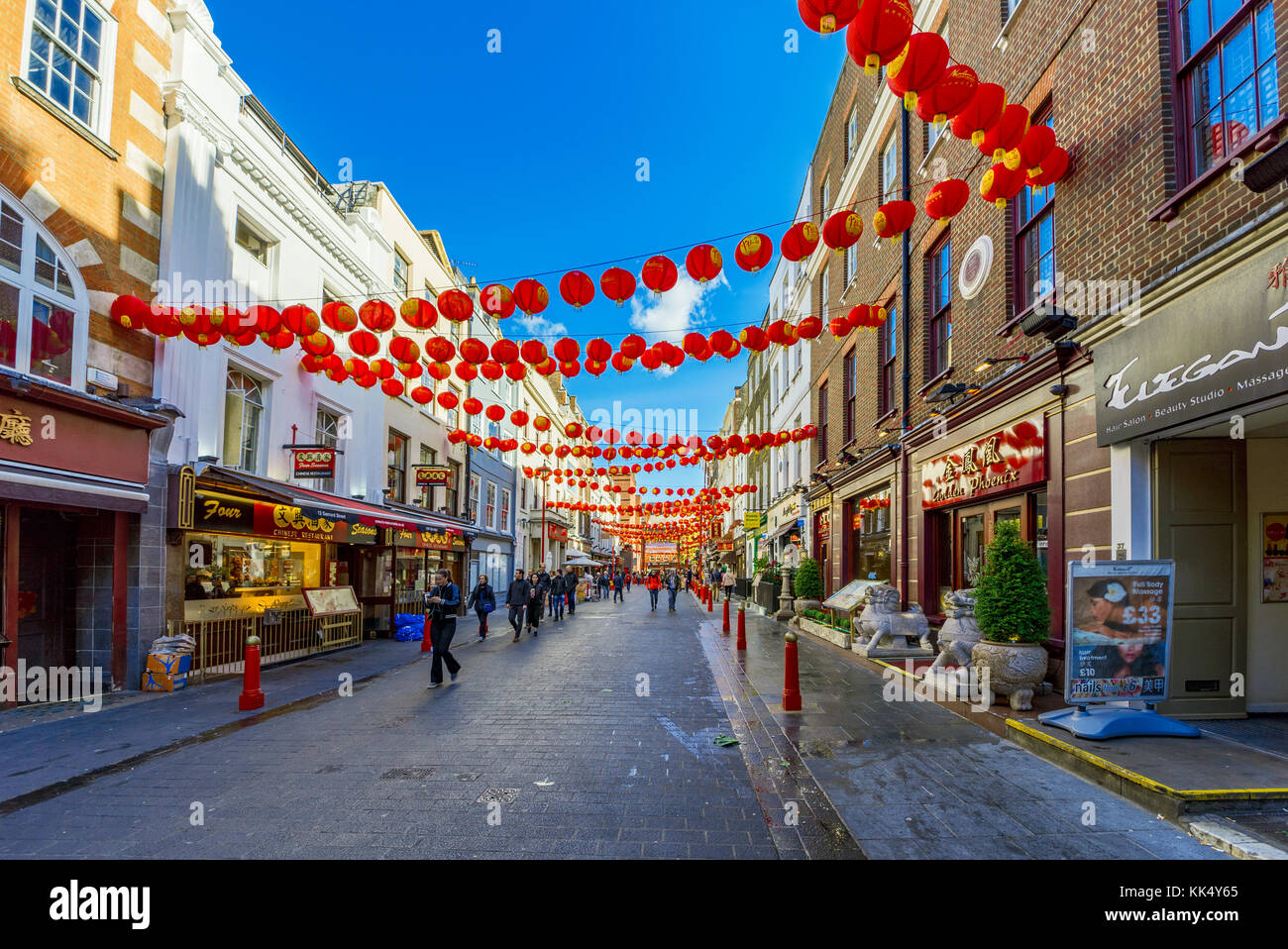 Londres, Royaume-Uni - 06 octobre : ce Gerrard Street dans le quartier chinois, c'est la rue principale et le centre de Chinatown qui a de nombreux restaurants sur Banque D'Images