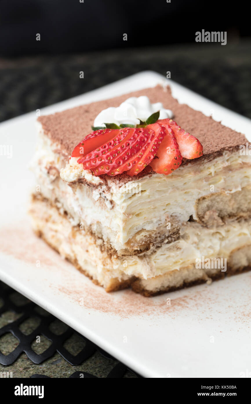 Le tiramisu fait avec du chocolat et des couches de gâteau et de crème, garni de fraises Banque D'Images