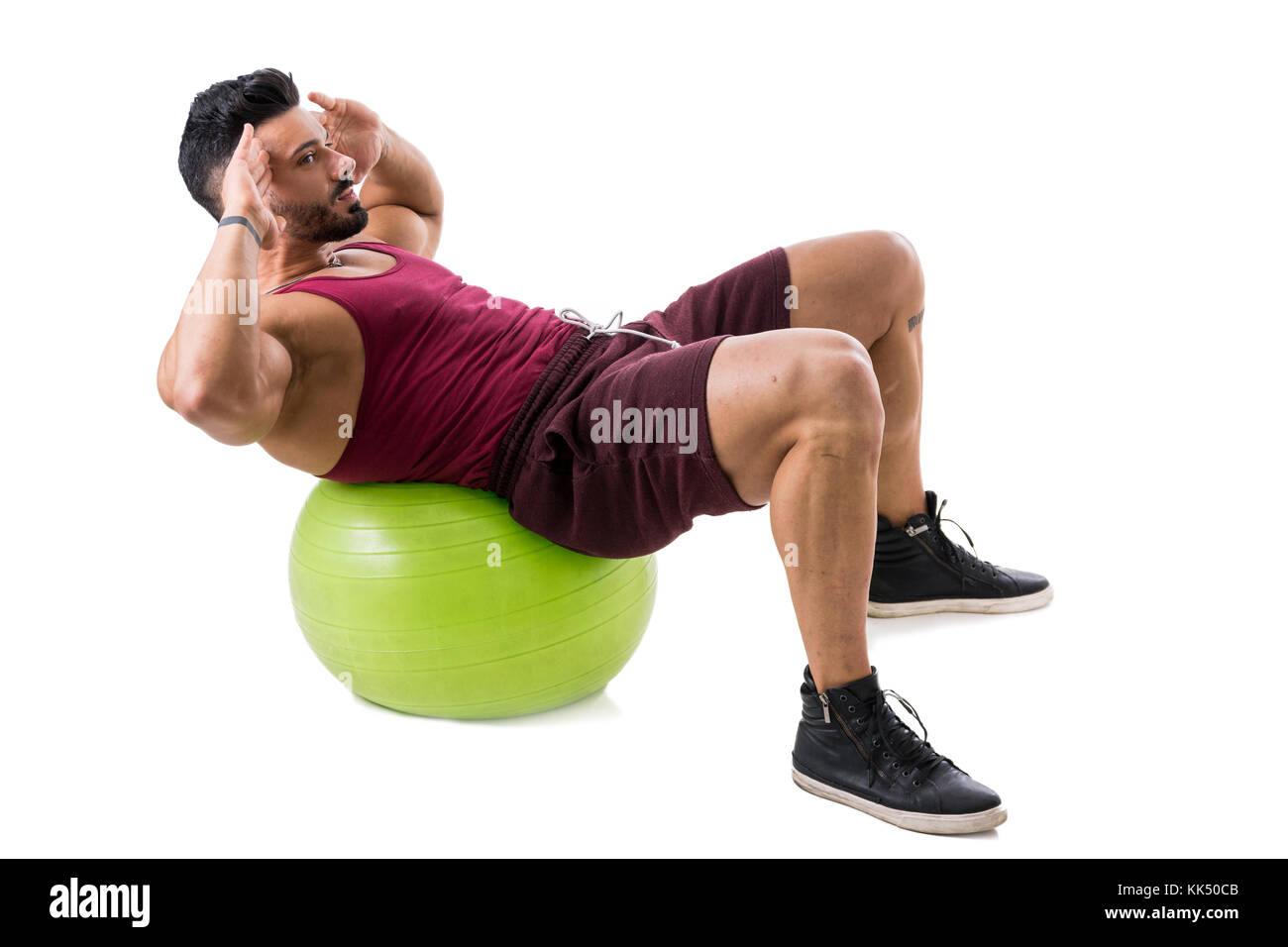 Joli bodybuiler man exercising abs sur une boule d'exercice en isolatedo, studio shot on white Banque D'Images
