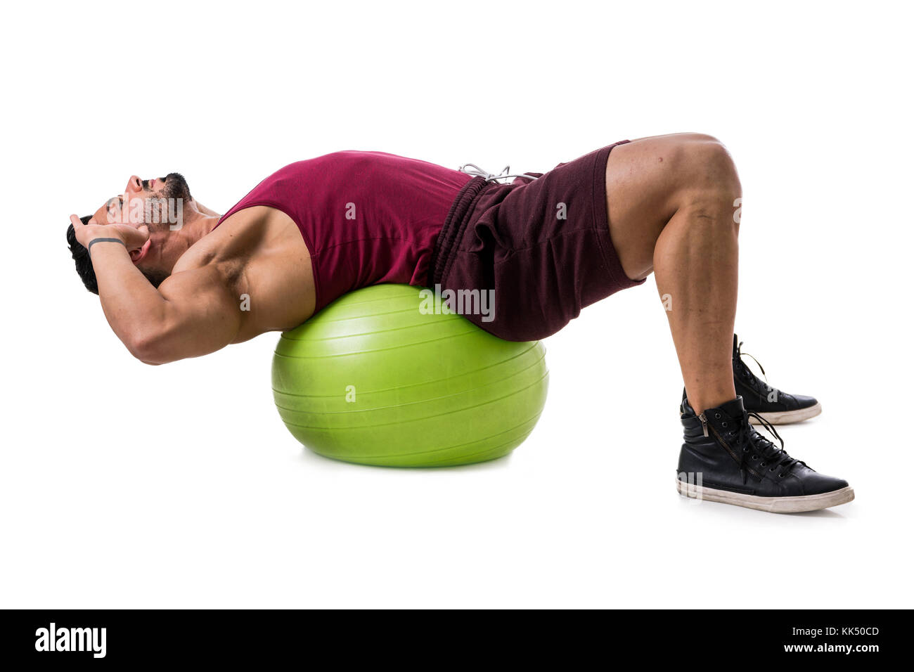 Joli bodybuiler man exercising abs sur une boule d'exercice en isolatedo, studio shot on white Banque D'Images