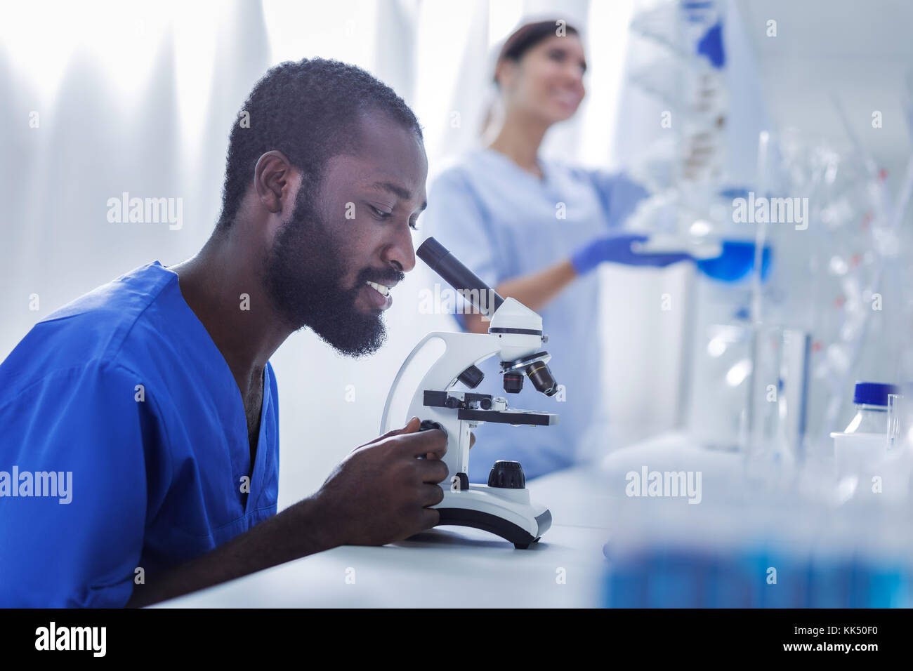 Beau faire un smart biologiste de recherche Banque D'Images