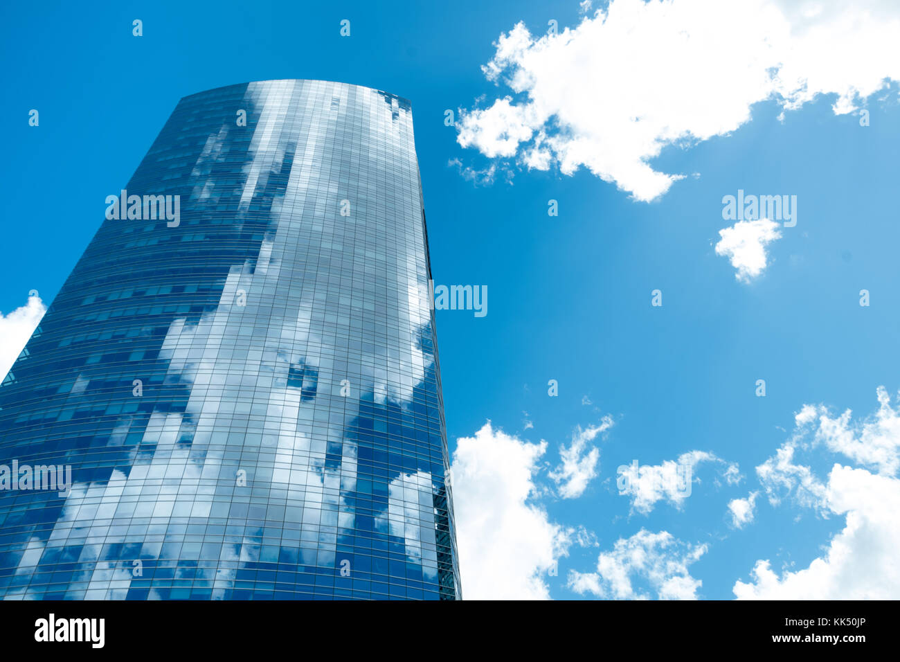 Bâtiment isolé en verre à Puerto Madero avec ciel bleu et réflexion des nuages. Banque D'Images
