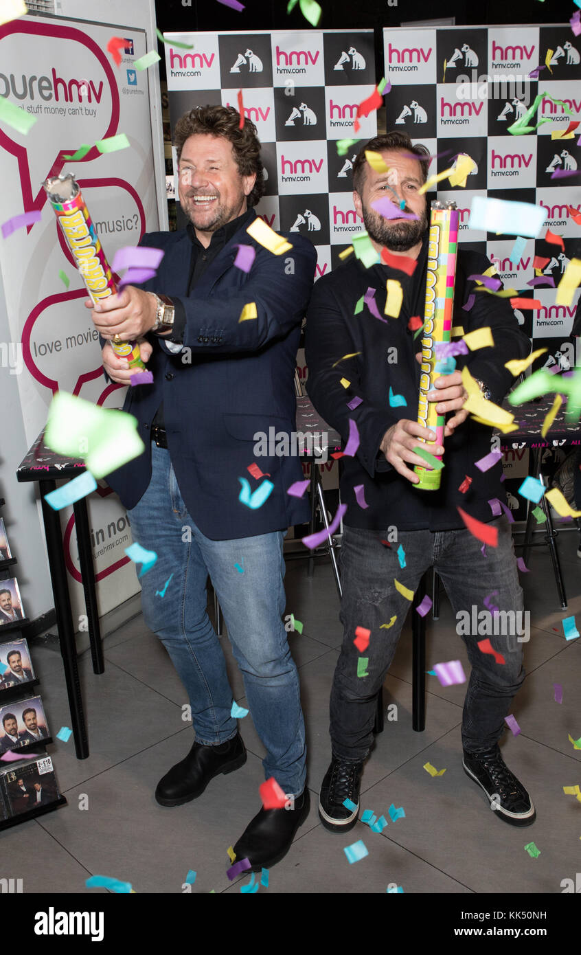 Michael Ball et Alfie Boe tentent de battre un record du monde alors que la paire fait un record du monde tentant de signer des copies le jour de la sortie de leur nouvel album - 5 Cities in 24 heures. Partant de Blackpool et parcourant le pays, le duo traversera la ligne d'arrivée en volant dans la capitale à bord d'un hélicoptère de marque « Ball and Boe » ! Avec la participation des artistes : Michael Ball, Alfie Boe où : Londres, Royaume-Uni quand : 27 Oct 2017 crédit : Phil Lewis/WENN.com Banque D'Images