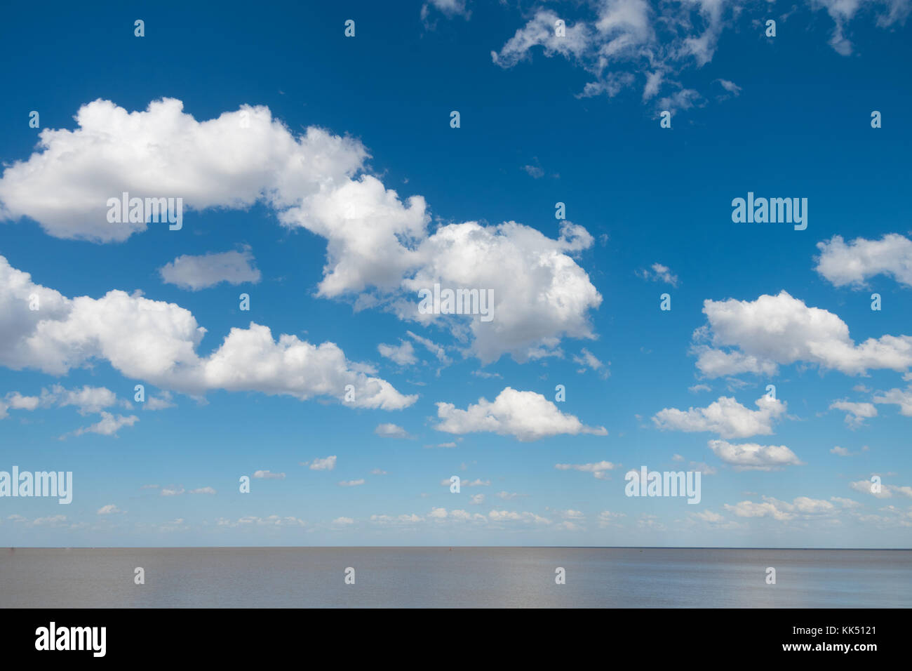 Magnifique ciel bleu avec nuages blancs et horizon Rio de la Plata. Banque D'Images