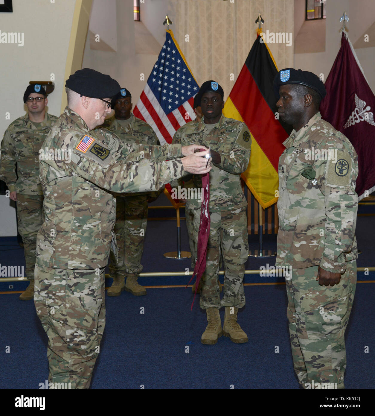 Le lieutenant-colonel Hugh West, Commandant, Unité de soutien médical 7217th, uncases les couleurs de l'unité au cours d'une cérémonie de transfert d'autorité, le 9 novembre 2017 au Centre médical régional de Landstuhl, en Allemagne. L'unité assume le pouvoir du guerrier Centre de gestion médicale déployée, remplacement de la MSU 7227Th qui déployées à l'appui de l'DWMMC pendant neuf mois. (Photo de l'armée américaine Spécialiste de l'information visuelle Elisabeth Paque/libérés) Banque D'Images