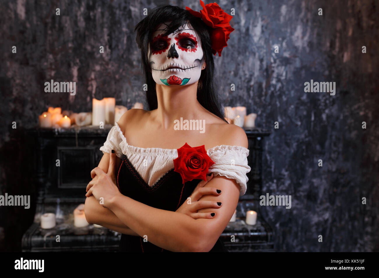 Image femme d'halloween avec le maquillage et les roses Banque D'Images