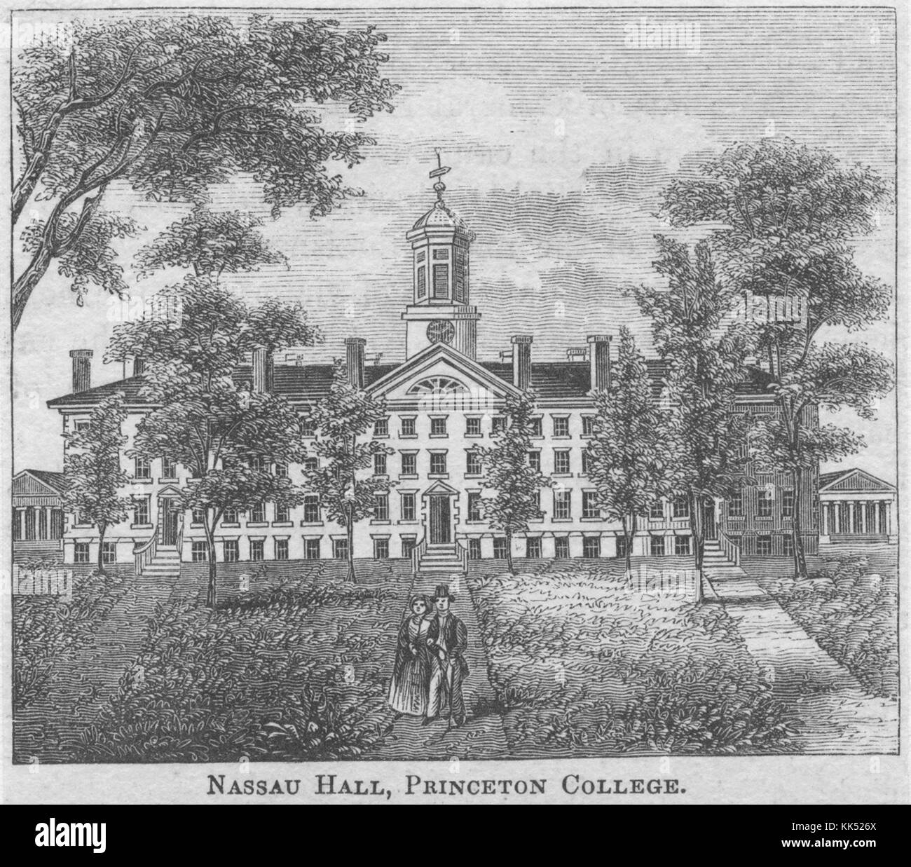 Une gravure représentant l'extérieur du Nassau Hall à l'université de Princeton, le bâtiment a été construit en 1756 et est le plus ancien bâtiment sur le campus, pendant la guerre d'indépendance américaine, le bâtiment a subi de gros dommages car il était occupé par les deux côtés à des moments différents, Il a brièvement servi de capitale des États-Unis en 1783, l'image dépeint un homme et une femme sur un trottoir devant le bâtiment, la pelouse avant est composée de haute herbe et d'arbres, Princeton, New Jersey, 1800. De la bibliothèque publique de New York. Banque D'Images