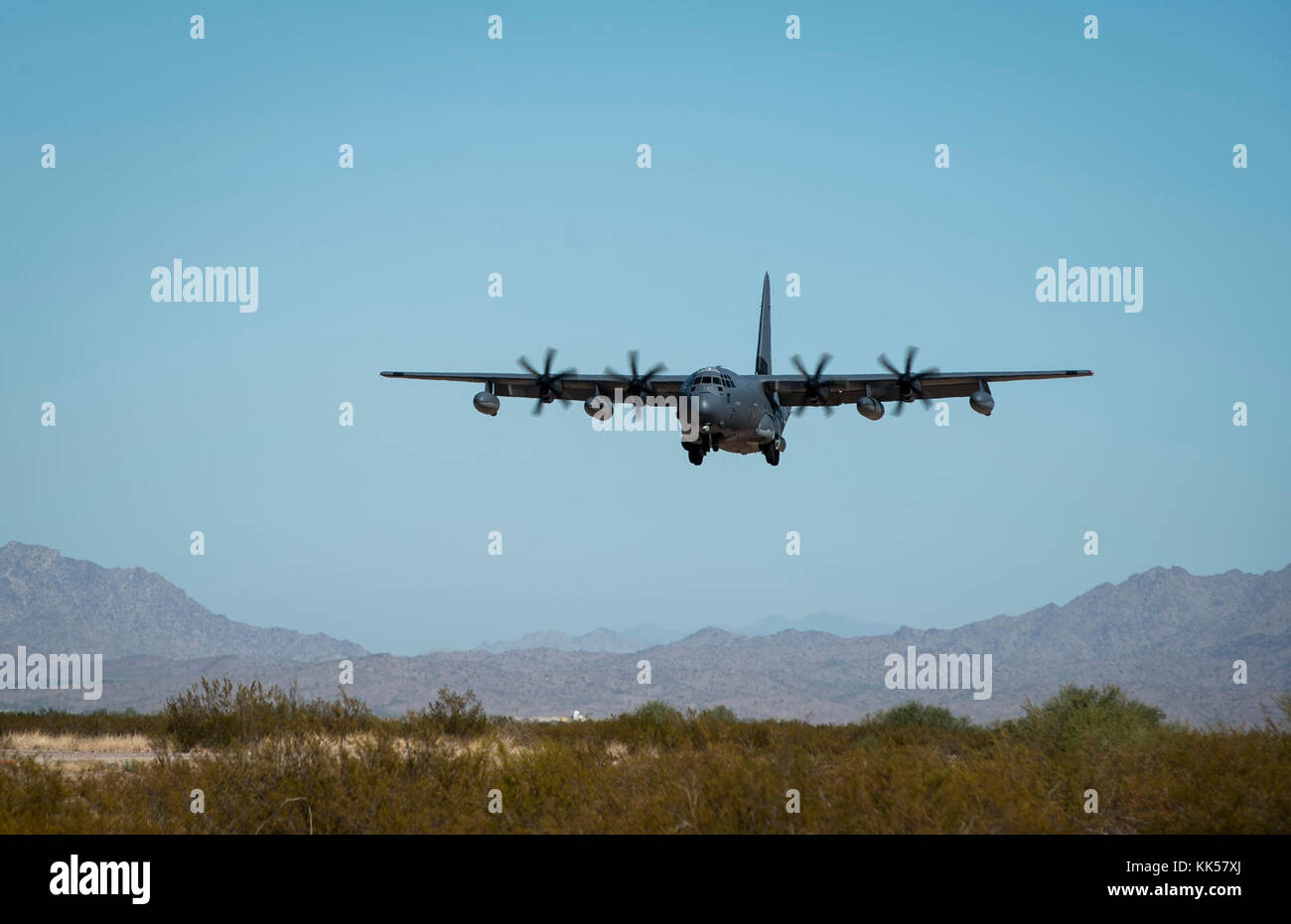 Un U.S. Air Force C-130 Hercules se prépare à atterrir sur la piste d'un corps expéditionnaire mise en place par les Marines américains avec Marine Air Control Squadron 1, Marine Air Traffic Control équipe Mobile, au cours d'un exercice Thunder Angel au sud de l'Arizona, le 26.11.07, 2017. Angel Thunder est un deux semaines, l'Air Combat Command-parrainé, joint-certifié et accrédité la récupération du personnel exercice portait sur la recherche et sauvetage. (U.S. Photo de l'Armée de l'air par le sergent. Andrew Lee) Banque D'Images