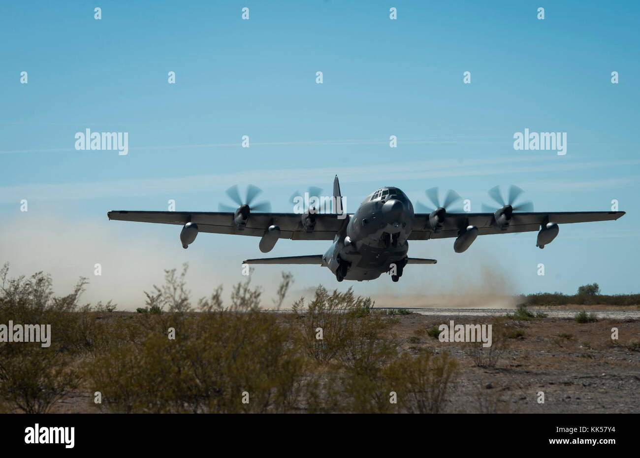 Un U.S. Air Force C-130 Hercules prend appel sur un corps expéditionnaire la piste mise en place par les Marines américains avec Marine Air Control Squadron 1, Marine Air Traffic Control équipe Mobile, au cours d'un exercice Thunder Angel au sud de l'Arizona, le 26.11.07, 2017. Angel Thunder est un deux semaines, l'Air Combat Command-parrainé, joint-certifié et accrédité la récupération du personnel exercice portait sur la recherche et sauvetage. (U.S. Photo de l'Armée de l'air par le sergent. Andrew Lee) Banque D'Images