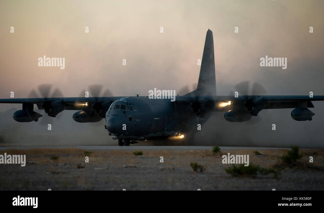 Un U.S. Air Force C-130 Hercules atterrit sur la piste d'un corps expéditionnaire mise en place par les Marines américains avec Marine Air Control Squadron 1, Marine Air Traffic Control équipe Mobile, au cours d'un exercice Thunder Angel au sud de l'Arizona, le 26.11.07, 2017. Angel Thunder est un deux semaines, l'Air Combat Command-parrainé, joint-certifié et accrédité la récupération du personnel exercice portait sur la recherche et sauvetage. (U.S. Photo de l'Armée de l'air par le sergent. Andrew Lee) Banque D'Images